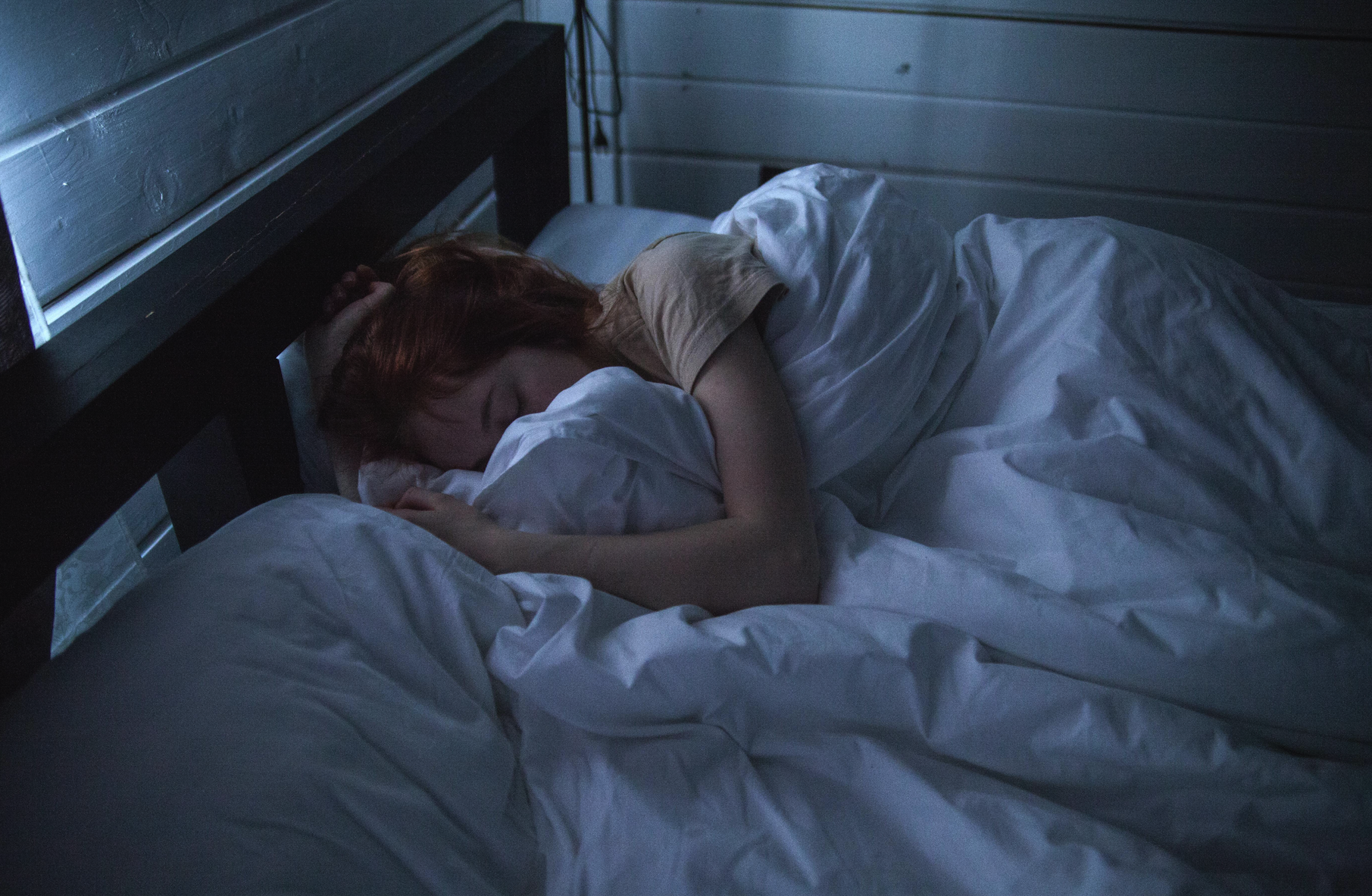 frau liegt im bett und schläft